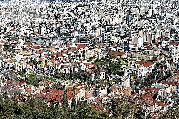 Blick über das Haäusermeer von Athen  ALtstadt von Athen mit Römischer Agora und Hadriansbibliothek  Athen  Attika  Griechenland  Europa