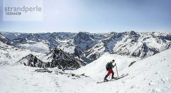 Skitourengeher beim Aufstieg zum Pirchkogel  Bergpanorama  Ausblick auf verschneite Berggipfel  Gipfel Sulzkogel und Hinterer und Vorderer Grieskogel  Kühtai  Stubaier Alpen  Tirol  Österreich  Europa