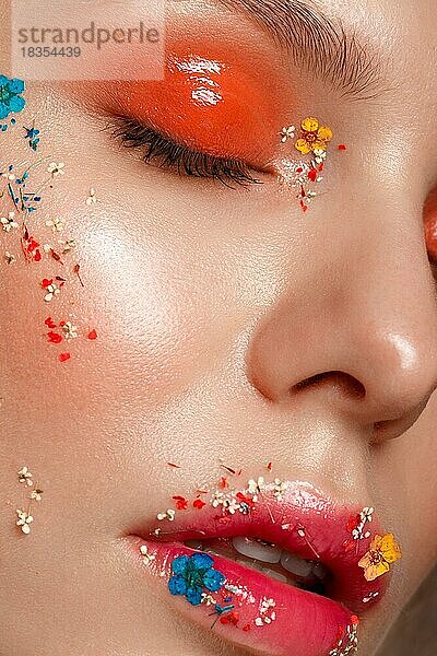 Close up Kunst Make-up und Blumen. Schönheit Gesicht. Fotos im Studio geschossen