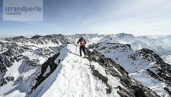 Skitourengeher am Gipfel des Sulzkogel  AUsblick auf die Gipfel der Stubaier Alpen  Bergpanorama  Kühtai  Stubaier Alpen  Tirol  Österreich  Europa