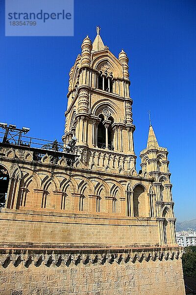 Stadt Palermo  Blick vom Dach der Kathedrale Maria Santissima Assunta auf einen Turm der Kathedrale  UNESCO Weltkulturerbe  Sizilien  Italien  Europa