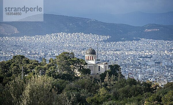 Blick über Häuser von Athen im Abendlicht  mit Nationalem Observatorium am Philopappos Hügel  im Abendlicht  Athen  Attika  Griechenland  Europa