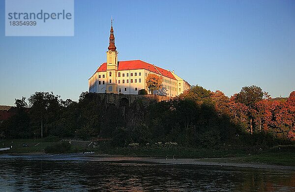 Das Schloss Decin  Tetschner Schloss  befindet sich auf einem Felsriegel nahe der Elbe im Stadtgebiet von Decín  Tetschen  in Tschechien