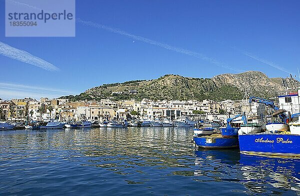 Fischerboote im Hafen von Porticello  Region Palermo  Sizilien  Italien  Europa