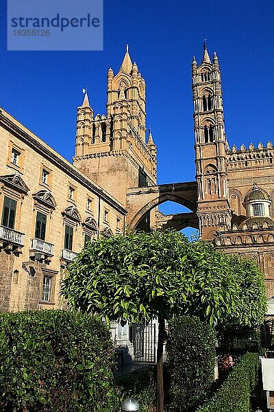 Stadt Palermo  links der Palazzo Arcivescovile  das Erzbischoefliche Palais mit der massiven Westturm  der mit der Kathedrale Maria Santissima Assunta durch Spitzboegen verbunden ist  UNESCO Weltkulturerbe  Sizilien  Italien  Europa