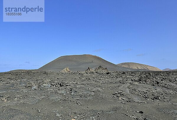 Gebirgskette mit Vulkanen im Nationalpark Timanfaya  Lanzarote  Kanaren  Spanien  Europa