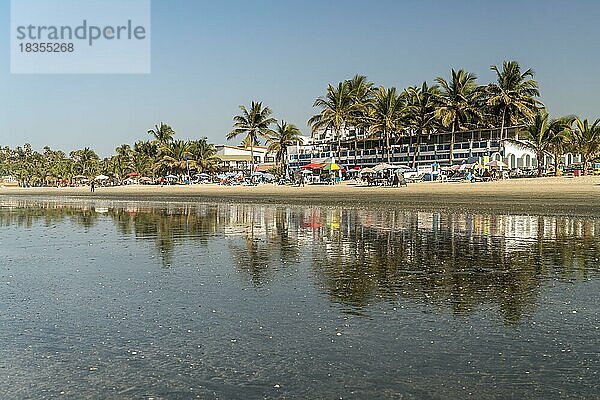 Palmen am Strand von Kotu beim Paradise Beach Bar und Restaurant spiegeln sich bei Ebbe im flachen Wasser  Kotu  Kanifing  Serekunda  Gambia  Westafrika  Afrika