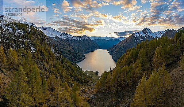 Luftaufnahme nach dem Sonnenuntergang über dem herbstlichen Wald am Lago di Luzzone im Valle di Blenio  Kanton Tessin  Schweiz  Europa
