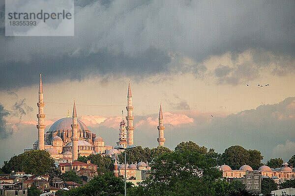 Außenansicht einer Moschee im osmanischen Stil in Istanbul