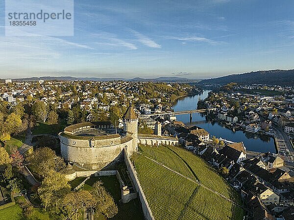 Luftbild der Stadt Schaffhausen mit der Stadtfestung Munot  rechts der Rhein  Kanton Schaffhausen  Schweiz  Europa