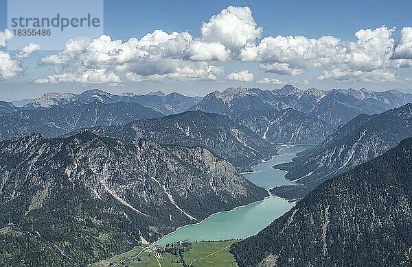 Ausblick vom Thaneller auf den Plansee und östliche Lechtaler Alpen  Tirol  Österreich  Europa