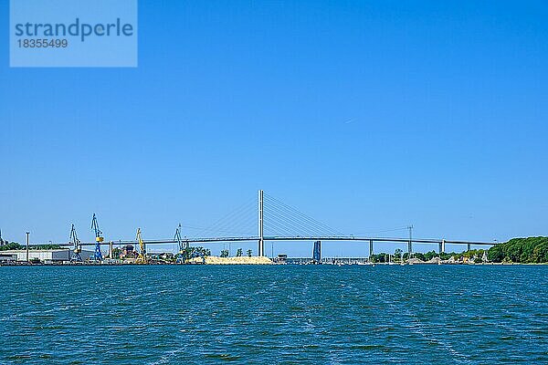 Malerische Ansicht den Strelasund entlang hin zur Neuen Rügenbrücke  Hansestadt Stralsund  Mecklenburg-Vorpommern  Deutschland  Europa