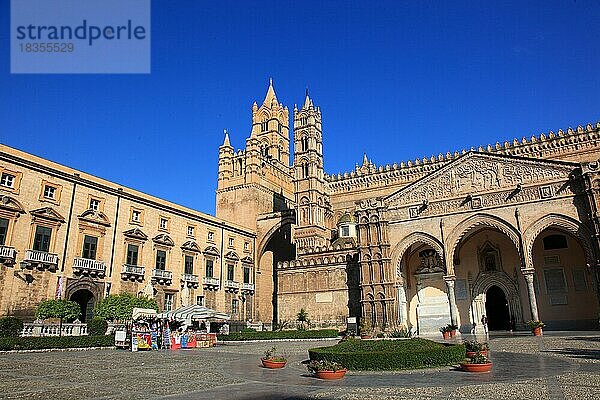Stadt Palermo  die Kathedrale Maria Santissima Assunta  von links das Gebaeude des Museo Diocesano  der Westturm und der Spaetgotische Portikus  Hauptportal  UNESCO Weltkulturerbe  Sizilien  Italien  Europa
