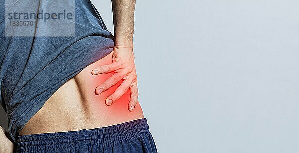 Mann mit Wirbelsäulen- und Lendenwirbelsäulenproblemen  Menschen mit Schmerzen im unteren Rücken isoliert  Lendenwirbelsäulenproblem-Konzept  ein wütender Mann mit Rückenschmerzen. Unerkennbar Menschen mit Schmerzen im unteren Rücken