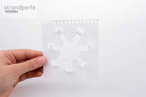 Hand hält Papier Kunst auf einem weißen Hintergrund