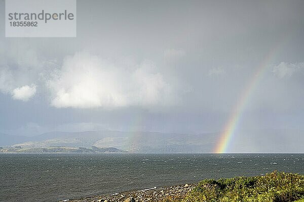 Regenbogen am Loch Linnhe  Nähe Fort William  Schottland  Großbritannien  Europa