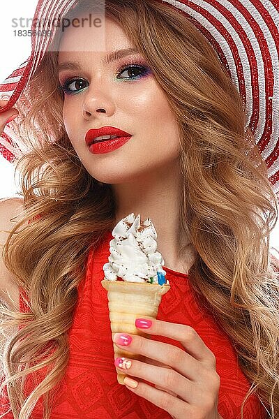 Helles fröhliches Mädchen mit Sommerhut  buntem Make-up  Locken  rosa Maniküre und Eis in den Händen. Schönes Gesicht. Foto im Studio aufgenommen