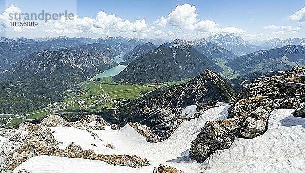 Ausblick vom Thaneller auf den Plansee und östliche Lechtaler Alpen  Tirol  Österreich  Europa