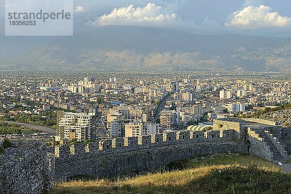 Blick auf die Stadt von der Ruine der Burg Rozafa  Shkodra  Shkoder  Albanien  Europa