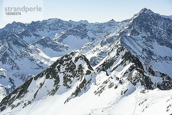 Gipfel und Berge im Winter  Sellraintal  Stubaier Alpen  Kühtai  Tirol  Österreich  Europa