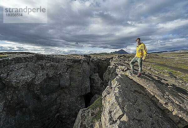 Tourist an einer Felsspalte  Grjótagjá  Myvatn  Island  Europa