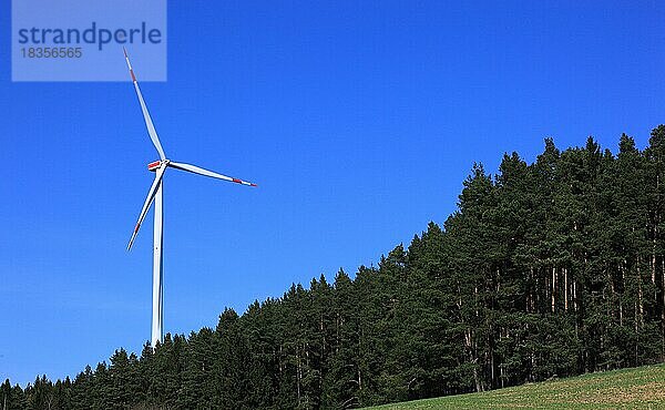 Windgenerator in einem Waldgebiet  Bayern  Deutschland  Europa