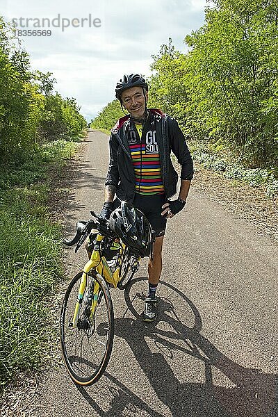 Mann  55  mit Rennrad auf der Ciclovia del Sol  Teil der Eurovelo 7  Enilia Romagna  Italien  Europa