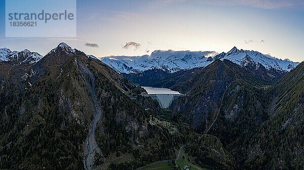 Luftaufnahme des Stausees Lago di Luzzone mit der umliegenden Bergwelt im Valle di Blenio  Kanton Tessin  Schweiz  Europa