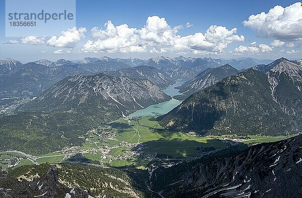 Ausblick vom Thaneller auf den Plansee und östliche Lechtaler Alpen  Tirol  Österreich  Europa