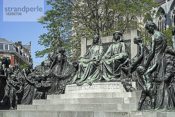 Denkmal zu Ehren der Brüder Van Eyck  Jan und Hubert  Maler des Genter Altars  Anbetung des mystischen Lammes  Gent  Flandern  Belgien  Europa