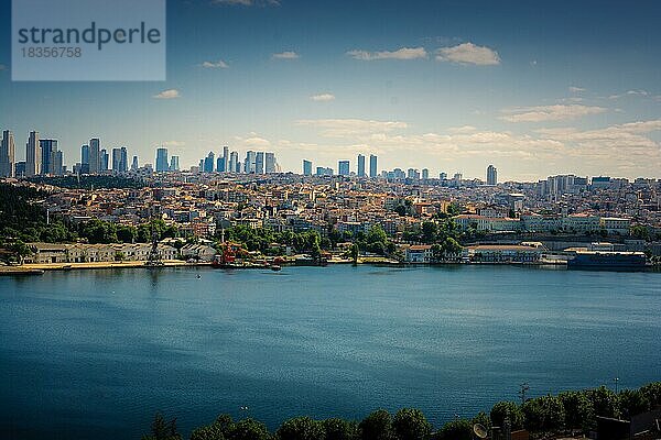 Das Stadtbild vom Goldenen Horn im Blick