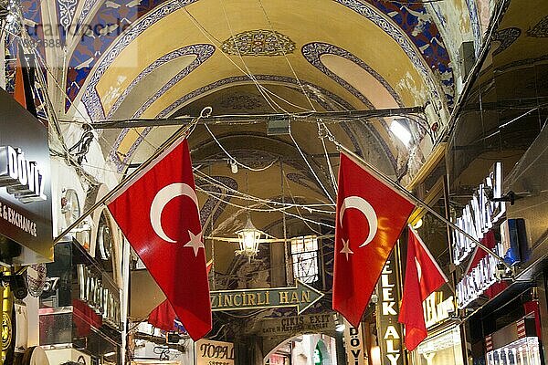 Die türkische Nationalflagge hängt an einer Stange an einem Seil auf der Straße im Freien