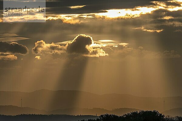 Lichtstrahlen der Sonnenstrahlen durch Wolken am Morgen. Elsass  Frankreich  Europa
