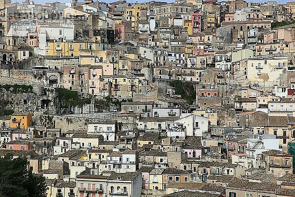 Stadt Ragusa  Blick auf die Haeuser im Stadtteil Ragusa Superiore  Sizilien  Italien  Europa