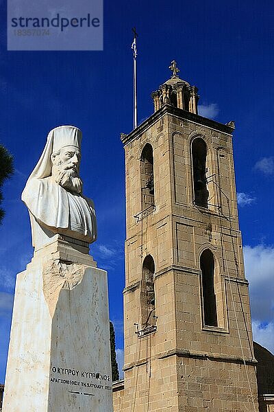 Nikosia  Lefkosia  Turm der Johanneskathedrale  Johannes Kathedrale und Statue am Kyprianou Square  Zypern  Europa