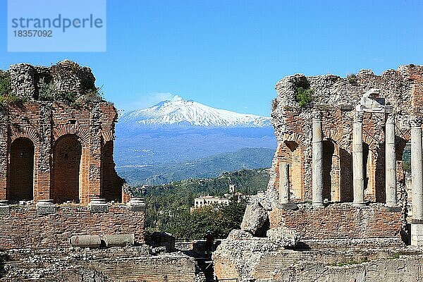 Taormina  das antike Theater mit Blick auf den Ätna  Etna  Sizilien  Italien  Europa