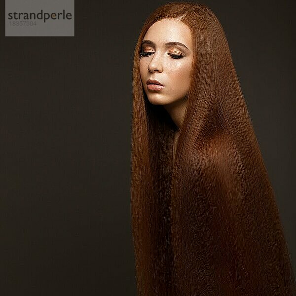 Schönes Redheadgirl mit perfekt glattem Haar und klassischem Make-up. Schönes Gesicht. Bild im Studio auf einem weißen Hintergrund aufgenommen