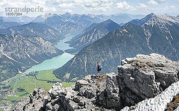 Wanderin an einer Felskante  Ausblick vom Thaneller auf den Plansee und östliche Lechtaler Alpen  Tirol  Österreich  Europa