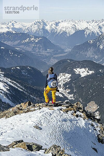 Blick auf das Inntal  Bergsteigerin am Gipfel des Pirchkogel  Berge im Winter  Sellraintal  Kühtai  Tirol  Österreich  Europa
