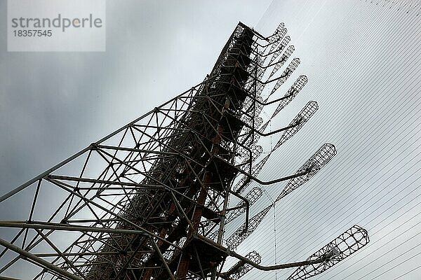 Sperrzone  Pripjat  in der unbewohnbaren 30-Kilometer-Zone um das Kraftwerk von Tschernobyl und der Arbeitersiedlung Pripjat  die Duga Radarstation  Ukraine  Europa