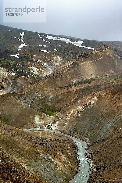 Dampfende Bäche zwischen bunten Rhyolith Bergen im Geothermalgebiet Hveradalir  Kerlingarfjöll  isländisches Hochland  Island  Europa