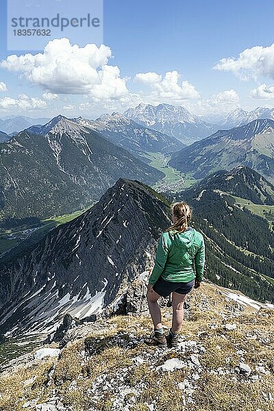Wanderin am Gipfel des Thaneller  östliche Lechtaler Alpen  Tirol  Österreich  Europa