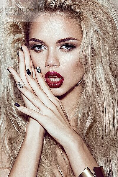 Schöne sexy blonde Mädchen mit sinnlichen Lippen  Mode Haare  schwarze Nägel. Schönheit Gesicht. Bild im Studio aufgenommen