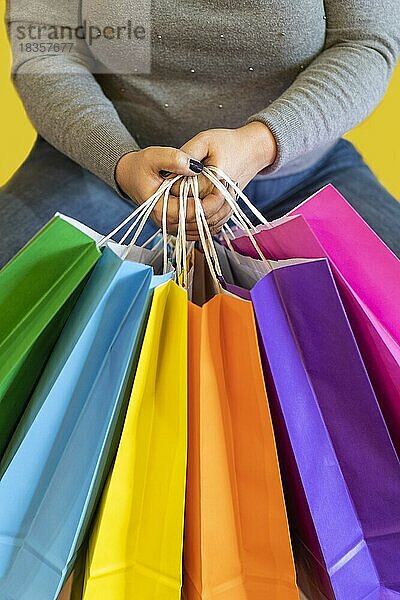 Einkaufstüten in den Händen der Frau. Freude am Konsum. Einkäufe  black friday  Rabatte  Verkauf Konzept