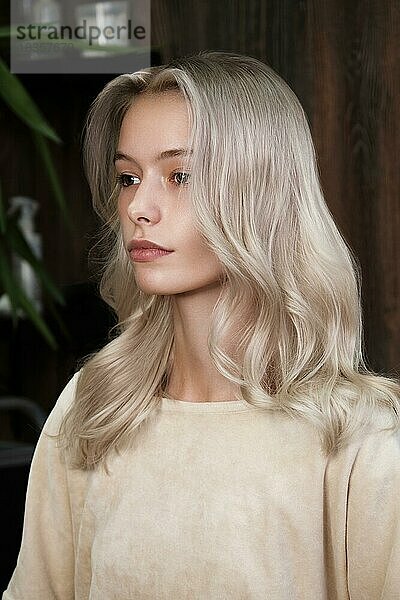 Junge Frau in einem Friseursalon färbt ihr Haar blond. Schönheit Gesicht und Haar