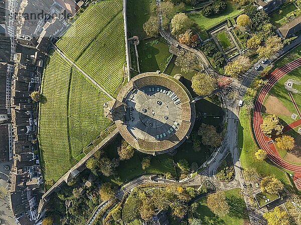 Draufsicht auf die Stadtfestung Munot in Schaffhausen  Kanton Schaffhausen  Schweiz  Europa