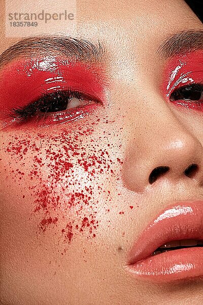 Nahaufnahme Porträt der asiatischen Frau mit kreativen Make-up
