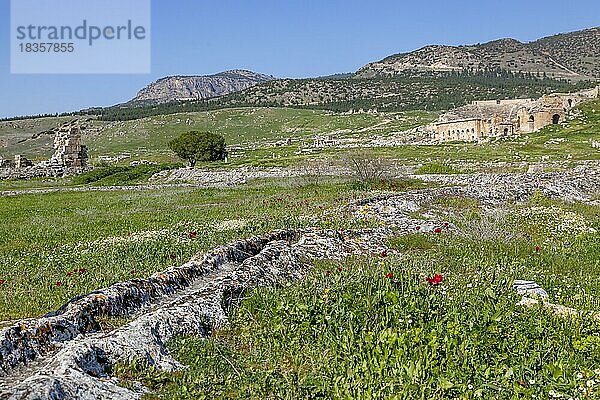 Überreste  Ruinen in Hierapolis  im Hintergrund Ruinen des antiken Theaters Hieropolis  bei Pamukkale  Denizli  Westtürkei  Türkei  Asien