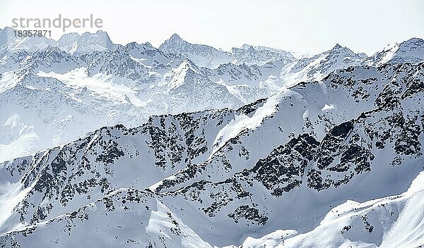 Gipfel und Berge im Winter  Sellraintal  Stubaier Alpen  Kühtai  Tirol  Österreich  Europa