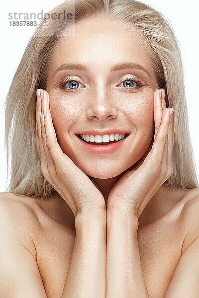 Schönes junges Mädchen mit einem leichten natürlichen Make-up und perfekter Haut. Schönes Gesicht. Bild im Studio auf einem weißen Hintergrund aufgenommen